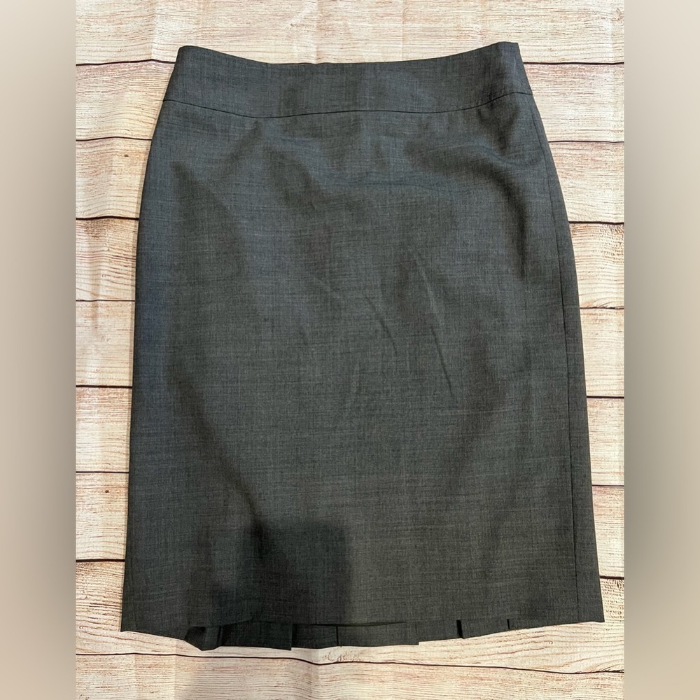 ANN TAYLOR stretch wool skirt with pleats in back SIZE 2